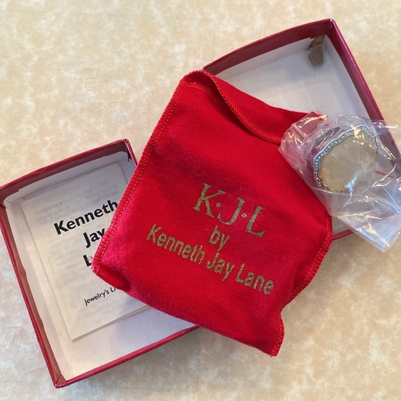 Size 6 QVC Kenneth Jay Lane's BIG STATEMENT Translucent Silvertone Fluted Ring - Picture 4 of 9